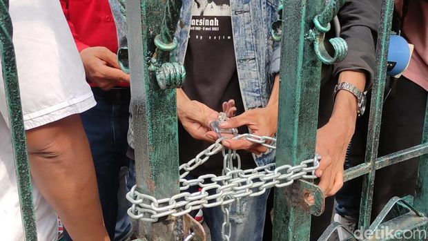 Massa demo BBM di depan gerbang gedung DPRD Jawa Tengah, Jalan Pahlawan, Kota Semarang, Selasa (20/9/2022) sore.