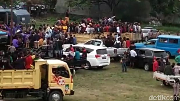 Massa simpatisan Gubernur Papua Lukas Enembe turun ke jalan memberikan dukungannya kepada Lukas yang jadi tersangka di KPK.