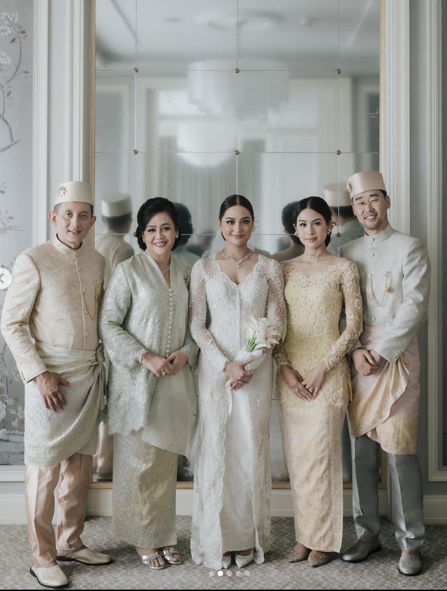 Momen-momen pernikahan Amanda Khairunnisa pun dibagikan ke media sosial. Dalam foto terlihat Amanda berpose bersama keluarganya, kedua orangtua, dan sang kakak, Maudy Ayunda, serta Jesse Choi. Foto: Instagram/@maudyayunda