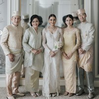 Momen-momen pernikahan Amanda Khairunnisa pun dibagikan ke media sosial. Dalam foto terlihat Amanda berpose bersama keluarganya, kedua orangtua, dan sang kakak, Maudy Ayunda, serta Jesse Choi. Foto: Instagram/@maudyayunda