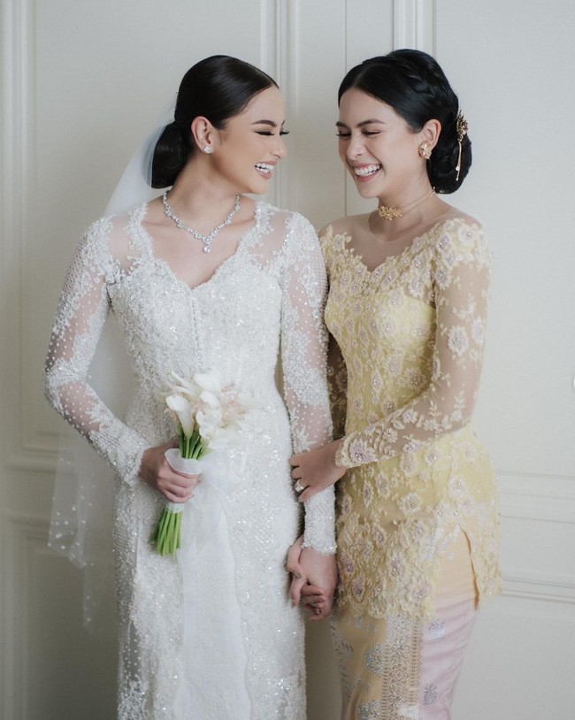 Amanda tampil cantik dan memukau di hari pernikahannya dengan mengenakan kebaya putih berpayet rancangan desainer Sapto Djojokartiko. Berfoto bersama sang kakak, keduanya terlihat begitu kompak dan bahagia. Foto: Instagram/@maudyayunda