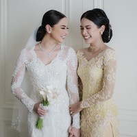 Amanda tampil cantik dan memukau di hari pernikahannya dengan mengenakan kebaya putih berpayet rancangan desainer Sapto Djojokartiko. Berfoto bersama sang kakak, keduanya terlihat begitu kompak dan bahagia. Foto: Instagram/@maudyayunda