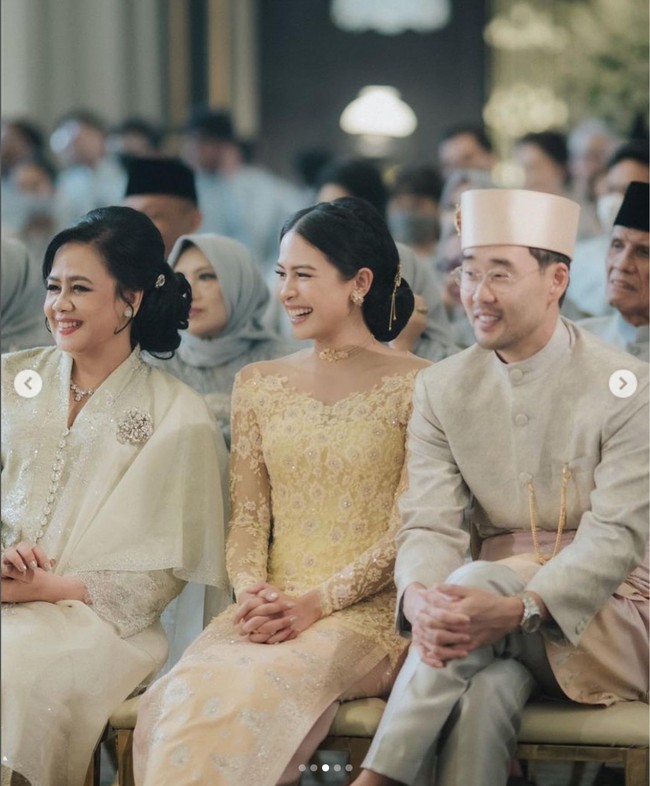 Berbeda dari Amanda, sang ibu, Maudy Ayunda serta Jesse Choi mengenakan busana dari Svarna by Ikat Indonesia rancangan Didiet Maulana. Maudy dan Jesse terlihat tampil serasi. Foto: Instagram/@maudyayunda