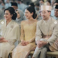 Berbeda dari Amanda, sang ibu, Maudy Ayunda serta Jesse Choi mengenakan busana dari Svarna by Ikat Indonesia rancangan Didiet Maulana. Maudy dan Jesse terlihat tampil serasi. Foto: Instagram/@maudyayunda