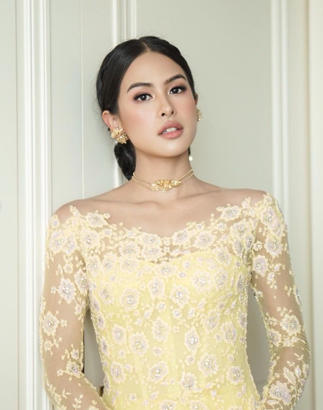 Maudy Ayunda tampil cantik dan anggun dalam balutan kebaya kuning berpotongan sabrina yang dipenuhi oleh payet. Untuk melengkapi penampilannya, Maudy mengenakan sepasang anting giwang dan sebuah kalung choker emas dari Tulola Design. Foto: Instagram/@maudyayunda