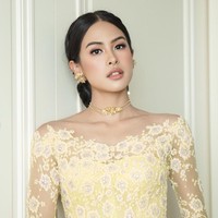 Maudy Ayunda tampil cantik dan anggun dalam balutan kebaya kuning berpotongan sabrina yang dipenuhi oleh payet. Untuk melengkapi penampilannya, Maudy mengenakan sepasang anting giwang dan sebuah kalung choker emas dari Tulola Design. Foto: Instagram/@maudyayunda
