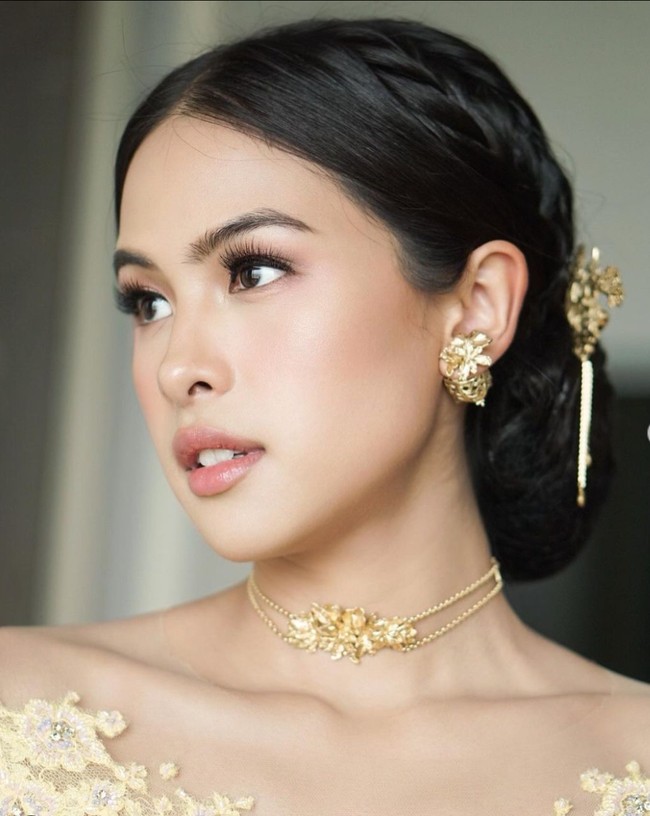 Untuk makeup, Maudy mempercayakan MUA Evalovira. Dengan riasan wajah bernuansa nude dan rambut yang dikonde ke belakang, pesona Maudy jadi semakin terpancar. Foto: Instagram/@maudyayunda
