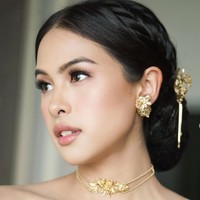 Untuk makeup, Maudy mempercayakan MUA Evalovira. Dengan riasan wajah bernuansa nude dan rambut yang dikonde ke belakang, pesona Maudy jadi semakin terpancar. Foto: Instagram/@maudyayunda