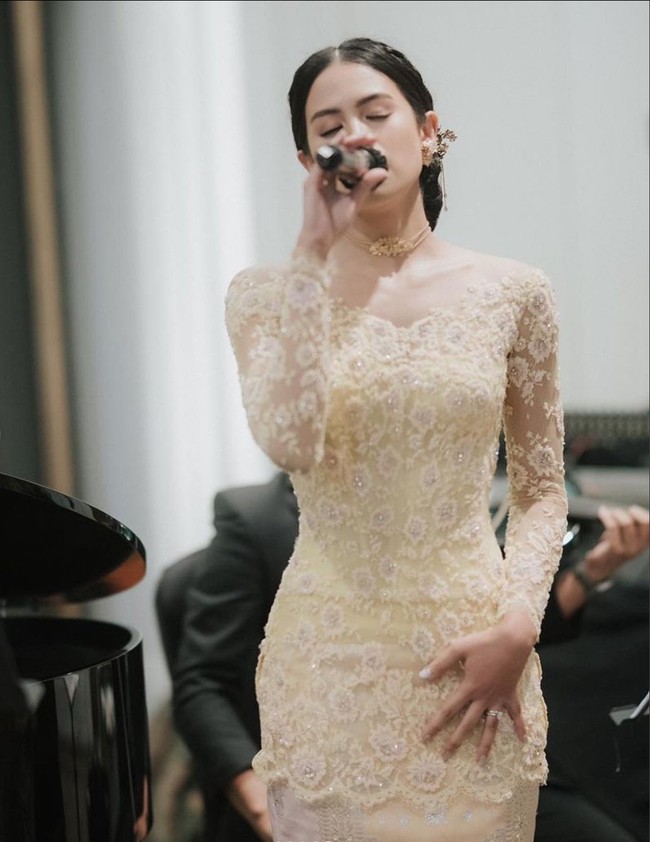 Di acara pernikahan sang adik, Maudy pun terlihat menyumbangkan suaranya dengan bernyanyi di atas panggung. Foto: Instagram/@maudyayunda