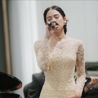 Di acara pernikahan sang adik, Maudy pun terlihat menyumbangkan suaranya dengan bernyanyi di atas panggung. Foto: Instagram/@maudyayunda