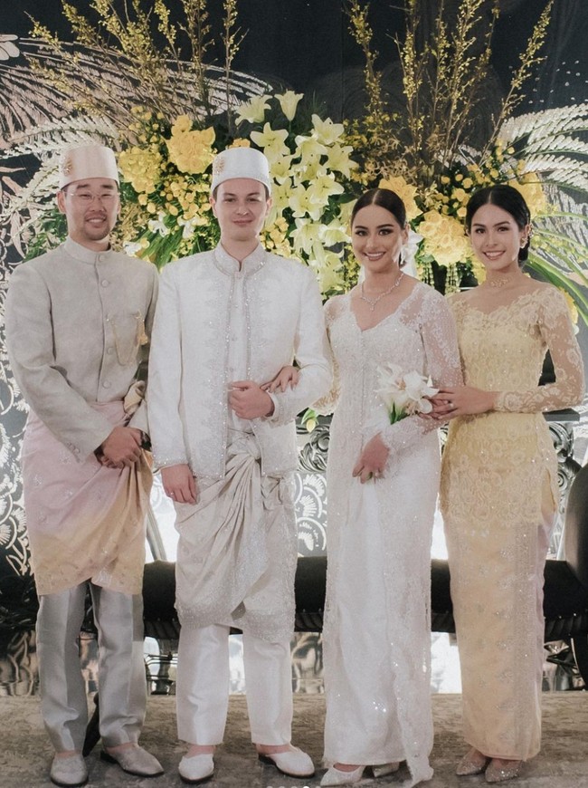 Amanda Khairunnisa resmi dinikahi oleh kekasihnya, Tavan Dutton pada Minggu (18/9/22). Bersama sang suami, Jesse Choi, Maudy Ayunda pun terlihat turut hadir memberikan dukungan dan restunya untuk sang adik tercinta. Foto: Instagram/@maudyayunda