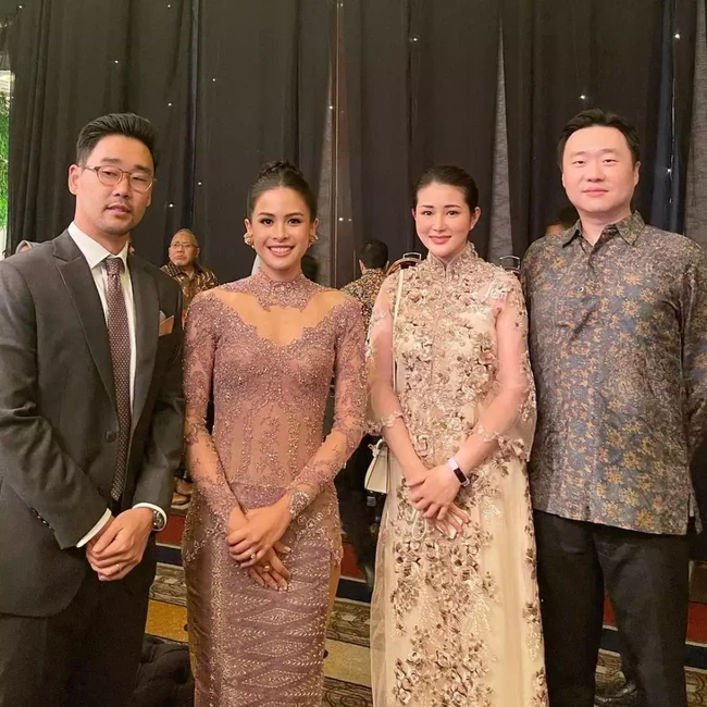 Untuk resepsi pernikahan sang adik, Maudy tampil mengenakan kebaya berwarna Dusty Pink. Sementara Jesse tampil gagah mengenakan setelan jas berwarna abu-abu. Foto: Instagram/@mca.diary