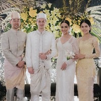 Amanda Khairunnisa resmi dinikahi oleh kekasihnya, Tavan Dutton pada Minggu (18/9/22). Bersama sang suami, Jesse Choi, Maudy Ayunda pun terlihat turut hadir memberikan dukungan dan restunya untuk sang adik tercinta. Foto: Instagram/@maudyayunda