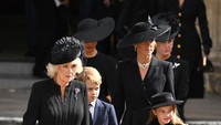 Terlihat Meghan Markle berdiri jauh dari Kate Middleton. Foto: WireImage/Karwai Tang
