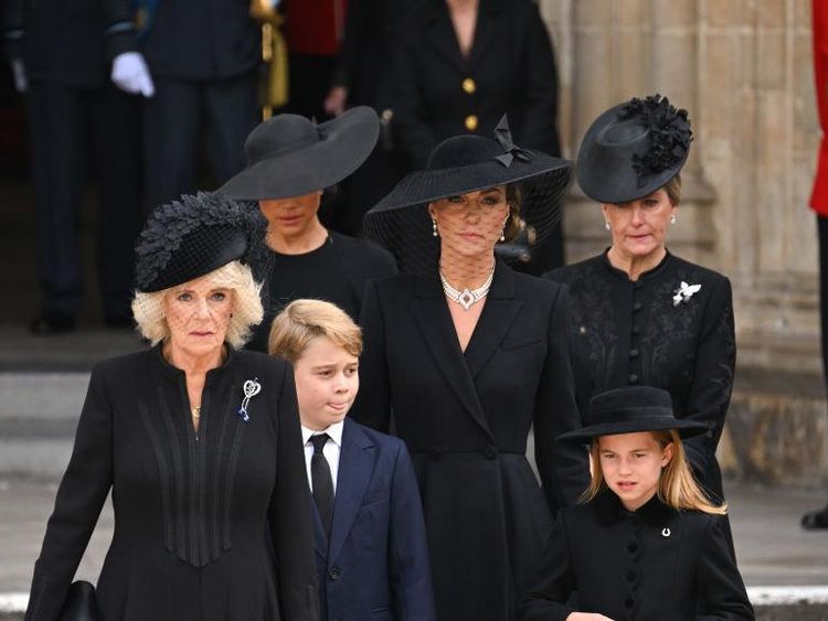 Jaga Jarak dari Kate Middleton, Meghan Markle Jadi Sorotan