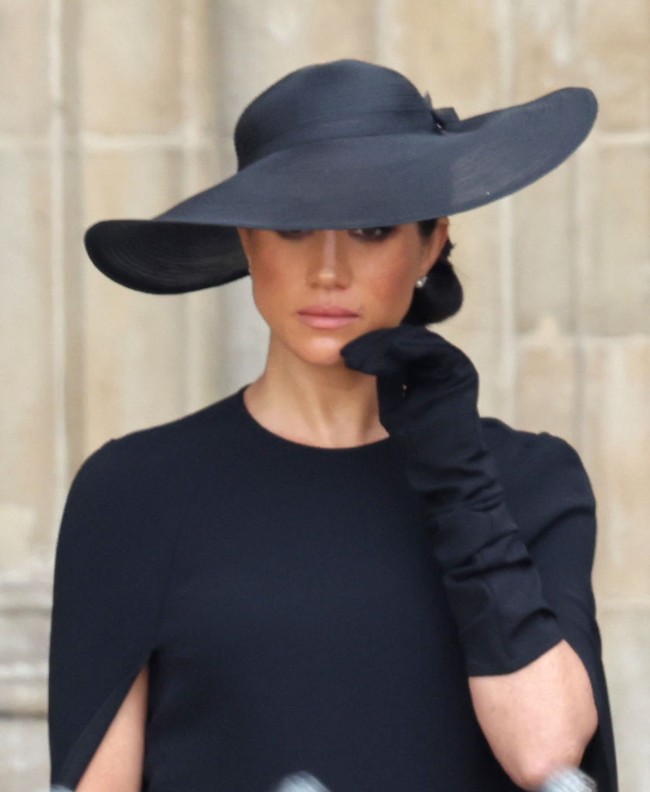 Namun Adrianne juga berusaha berpikir positif soal tangisan Meghan Markle. Menurutnya tak ada ekspresi yang terlalu terlihat dalam tangisan Meghan bisa jadi karena istri Pangeran Harry itu menahan diri. “Dia juga bisa menjaga dirinya untuk tidak emosional,” kata pakar bahasa tubuh. Foto: Dok. Getty Images, Wireimage