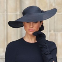 Namun Adrianne juga berusaha berpikir positif soal tangisan Meghan Markle. Menurutnya tak ada ekspresi yang terlalu terlihat dalam tangisan Meghan bisa jadi karena istri Pangeran Harry itu menahan diri. “Dia juga bisa menjaga dirinya untuk tidak emosional,” kata pakar bahasa tubuh. Foto: Dok. Getty Images, Wireimage