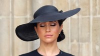 Ahli bahasa tubuh melihat masih ada jarak emosional antara Meghan dengan keluarga kerajaan yang lain. Foto: Dok. Getty Images, Wireimage