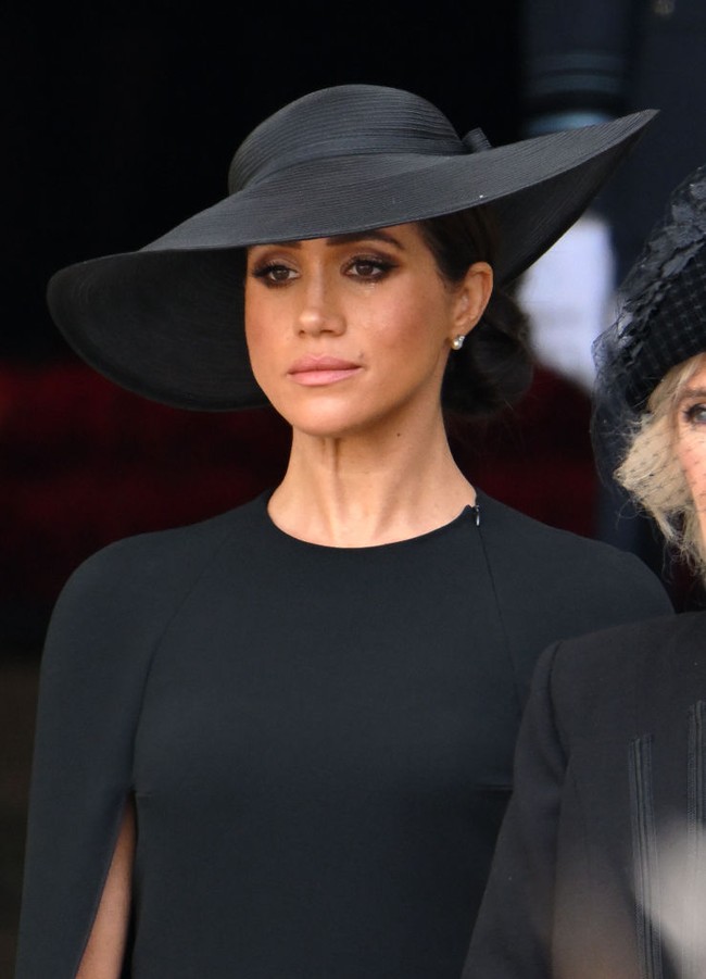 Namun menurut pakar bahasa tubuh, tangisan Meghan Markle di pemakaman Ratu Elizabeth II itu hanyalah sebuah kepura-puraan. Meghan disebut merekayasa tangisannya. Foto: Dok. Getty Images, Wireimage