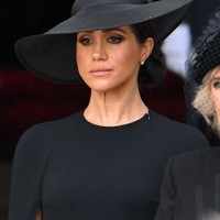 Namun menurut pakar bahasa tubuh, tangisan Meghan Markle di pemakaman Ratu Elizabeth II itu hanyalah sebuah kepura-puraan. Meghan disebut merekayasa tangisannya. Foto: Dok. Getty Images, Wireimage