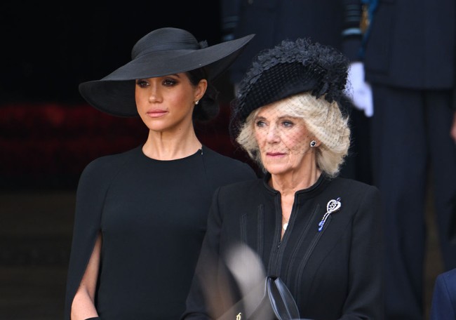 Meghan Markle menonjolkan aura elegannya dengan gaun hitam bersiluet lurus yang dilengkapi cape saat hadir di pemakaman Ratu Elizabeth II di Westminster Abbey, Senin (19/9/2022). Sebuah topi juga dipakainya dengan ukuran yang lebih besar dari milik Kate Middleton. Foto: Dok. Getty Images, Wireimage