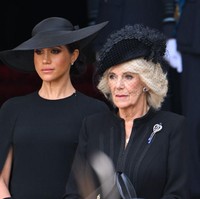 Meghan Markle menonjolkan aura elegannya dengan gaun hitam bersiluet lurus yang dilengkapi cape saat hadir di pemakaman Ratu Elizabeth II di Westminster Abbey, Senin (19/9/2022). Sebuah topi juga dipakainya dengan ukuran yang lebih besar dari milik Kate Middleton. Foto: Dok. Getty Images, Wireimage