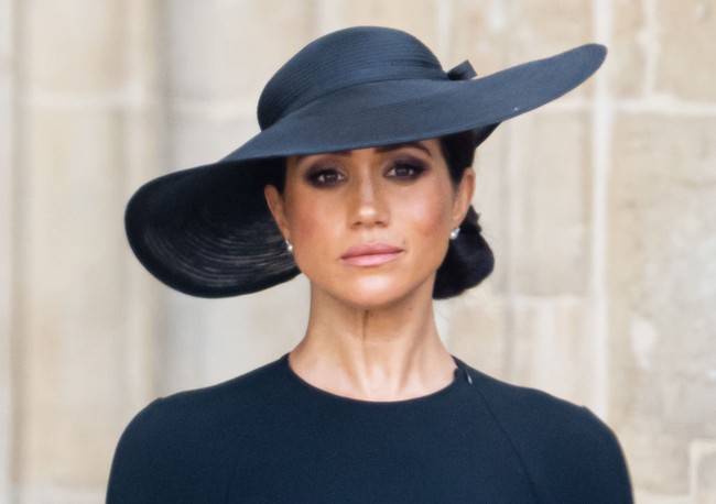 Meghan Markle meneteskan air mata saat prosesi iring-iringan peti jenazah Ratu Elizabeth II dari Westminster Hall menuju Gereja Westminster Abbey. Meghan yang berdiri di balik pagar gereja tampak menangis. Foto: Dok. Getty Images, Wireimage