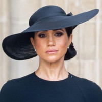 Meghan Markle meneteskan air mata saat prosesi iring-iringan peti jenazah Ratu Elizabeth II dari Westminster Hall menuju Gereja Westminster Abbey. Meghan yang berdiri di balik pagar gereja tampak menangis. Foto: Dok. Getty Images, Wireimage