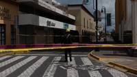 Sebuah jalanan yang diberi garis polisi. Saluran berita lokal melaporkan bahwa petugas pemadam kebakaran menutup beberapa bangunan di Mexico City untuk umum karena khawatir akan runtuh. (Leonardo Montecillo/Getty Images)
