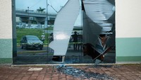 Sebagian kaca bangunan pecah. Gempa itu sempat memicu peringatan tsunami dan menyebabkan setidaknya satu kematian, menurut Presiden Meksiko Andrés Manuel Lopez Obrador. (Leonardo Montecillo/Getty Images)