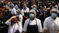Para warga berkumpul di luar bangunan dan terlihat sangat shock. (Cristopher Rogel Blanquet/Getty Images)