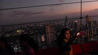 Sejak dibuka untuk umum, bagian atas menara ini langsung diserbu warga.