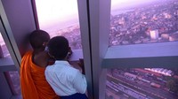 Menara setinggi 368 meter ini sebenarnya merupakan pusat radio, televisi, dan jaringan telepon seluler negara dan antenanya.