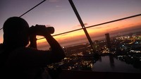 Dengan naik lift super cepat, pengunjung bisa ke area observasi luar dan dalam ruangan.