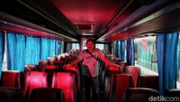 Seorang supir bus ini mengaku penumpang menjadi sepi dikarenakan dampak kenaikan tarif BBM yang membuat tarif ngkos pun naik. Terlihat bangku kosong tanpa penumpang di bus itu.