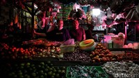Suami istri penjual bahan pokok ini juga mengeluhkan kenaikan harga BBM ini dikarenakan pasar menjadi sepi akibat bahan pokok juga mengalami kenaikan harga.