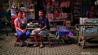 Pasangan suami istri Mirna dan Safrudin asal Medan ini memiliki usaha warung kopi di kawasan Jakarta Pusat. Mereka mengaku saat ini ada beberapa makanan minuman yanh mengalami kenaikan harga dikarenakan naiknya harga BBM. Mereka pun terpaksa menaikan harga kopi.