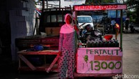 Mbah Indun (63) merupakan penjual bensin eceran sejak tahun 2000 awal. Menurut beliau sejak BBM mengalami kenaikan, dia tidak bisa banyak untuk menjual bahan bakar dikarenakan sepi pembeli.