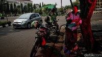 Kardiman seorang ojek online yang menyampaikan keluh kesahnya karena harga BBM naik. Beliau mengaku saat ini penumpang ojek online menjadi sepi karena tarif Ojol juga naik.  Jika dahulu dia bisa mendapatkan 10 penumpang kini hanya 4-5 penumpang saja.
