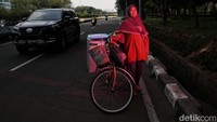 Ibu Umi seorang penjual jamu mengeluhkan kenaikan harga BBM karena berefek pada kenaikan bahan pokok untuk membuat jamu. Sementara harga jamu tetap.