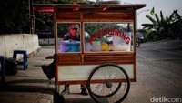 Diman seorang penjual nasi kuning di kawasan BKT Rorotan Jakarta Utara ini juga mengaku merasakan kesulitan dengan kenaikan harga BBM ini. Karena kenaikan bahan pokok membuat dia harus mengeluarkan modal lebih untuk jualan. Biasanya dia mendapatkan keuntungan Rp 100.000 per hari tetapi kini hanya Rp 50.000 saja perhari yang terdampak dari kenaikan harga BBM.