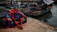 Warjan seorang nelayan di Cilincing Jakarta Utara ini terpaksa tidak melaut sejak bulan lalu dikarenakan bahan bakar solar untuk perahu mengalami kenaikan harga. Hal itu juga diakibatkan sepinya hasil tangkapan ikan di Laut Jakarta karena limbah pabrik. Sehingga para nelayan di sana harus irit bensin agar tetap bertahan.