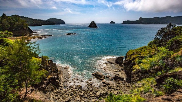 Lanjut ada gugusan kepulauan Ogasawara atau dulunya dikenal sebagai Kepulauan Bonin. Pulau-pulau tersebut masuk ke dalam Situs Warisan Dunia UNESCO pada 2011 lalu. Pulau utamanya yakni Pulau Chichijima.