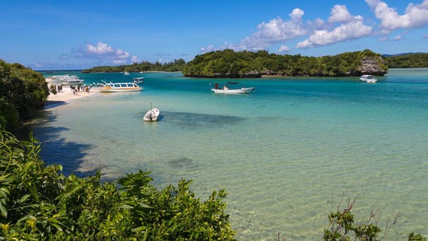 Ini merupakan lanskap dari Kepulauan Yaeyama, Ishigaki. Pantai Laguna menjadi primadona destinasi disana.