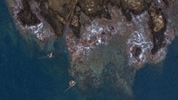 Teluk berbatu dan tebing merupakan ciri khas dari Pulau Sado. Pulau ini pun menawarkan tempat yang menakjubkan untuk berkayak atau menyelam.