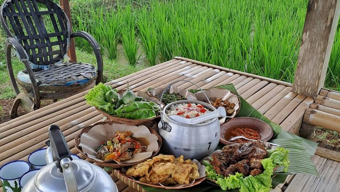 Menikmati sajian nasi liwet bebek di tengah sawah