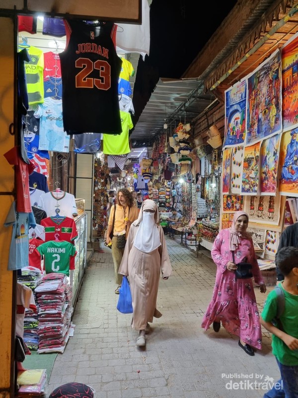 Suasana pasar atau Souk di Marrakesh.