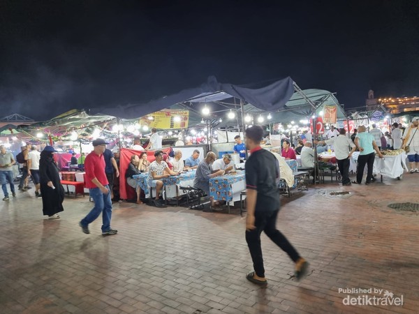 Deretan warung tenda di salah satu sudut alun-alun Jemaa el Fina.
