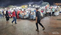 Deretan warung tenda di salah satu sudut alun-alun Jemaa el Fina.