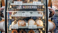 Tak hanya makanan kemasan atau aneka cemilan praktis saja, banyak minimarket di Jepang menyediakan roti hangat. Mulai dari roti polos hingga donat untuk sarapan. Foto: @maykwan